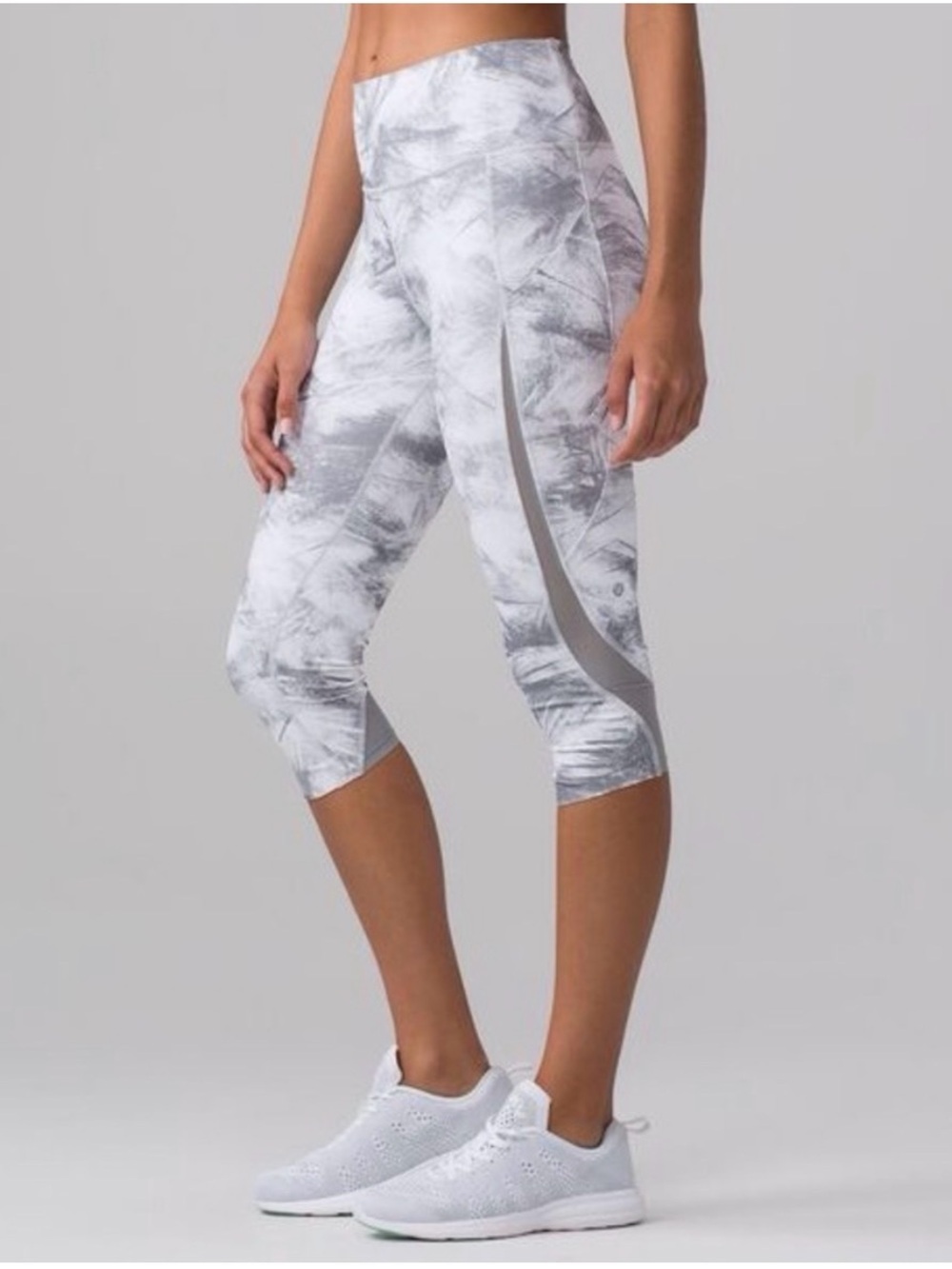 Lululemon Pace Perfect Cropped leggings  in white gray breeze high rise